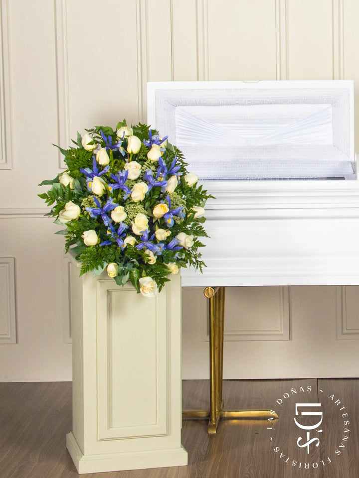 Lágrima de Piso con Rosas Blancas e Iris arreglo de condolencias con 24 rosas blancas