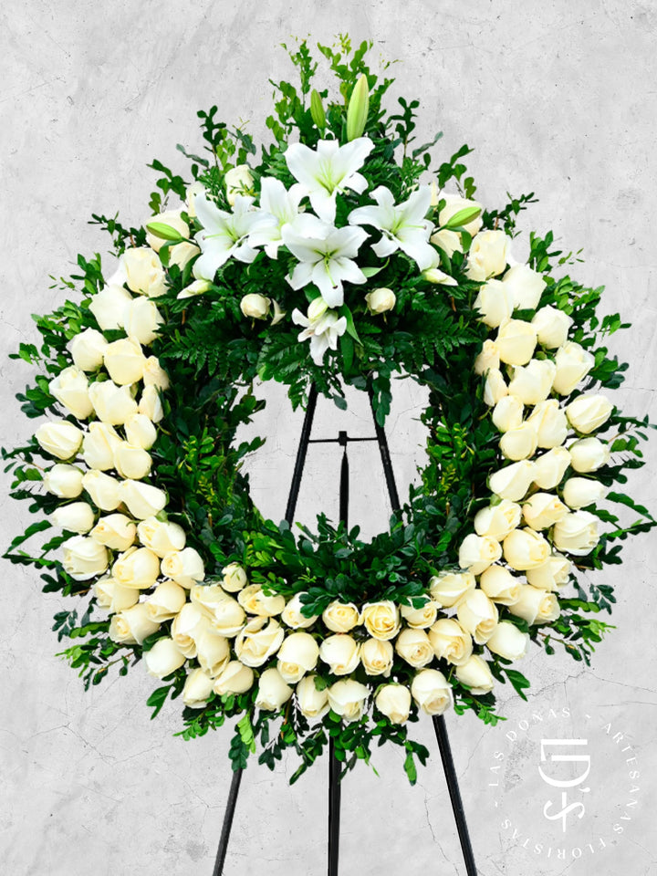 CORONA CIRCULAR DE ROSAS Y MIRTO arreglo de condolencias con 100 rosas blancas