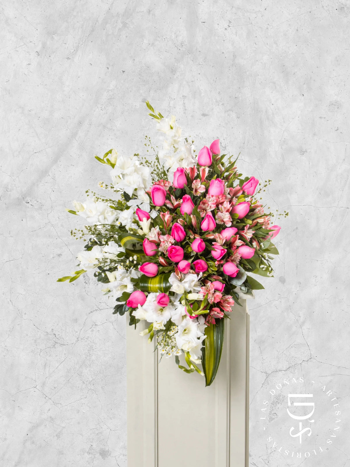 Lágrima de Piso con Rosas Rosadas y Astromelia arreglo de condolencias con 24 rosas rosadas