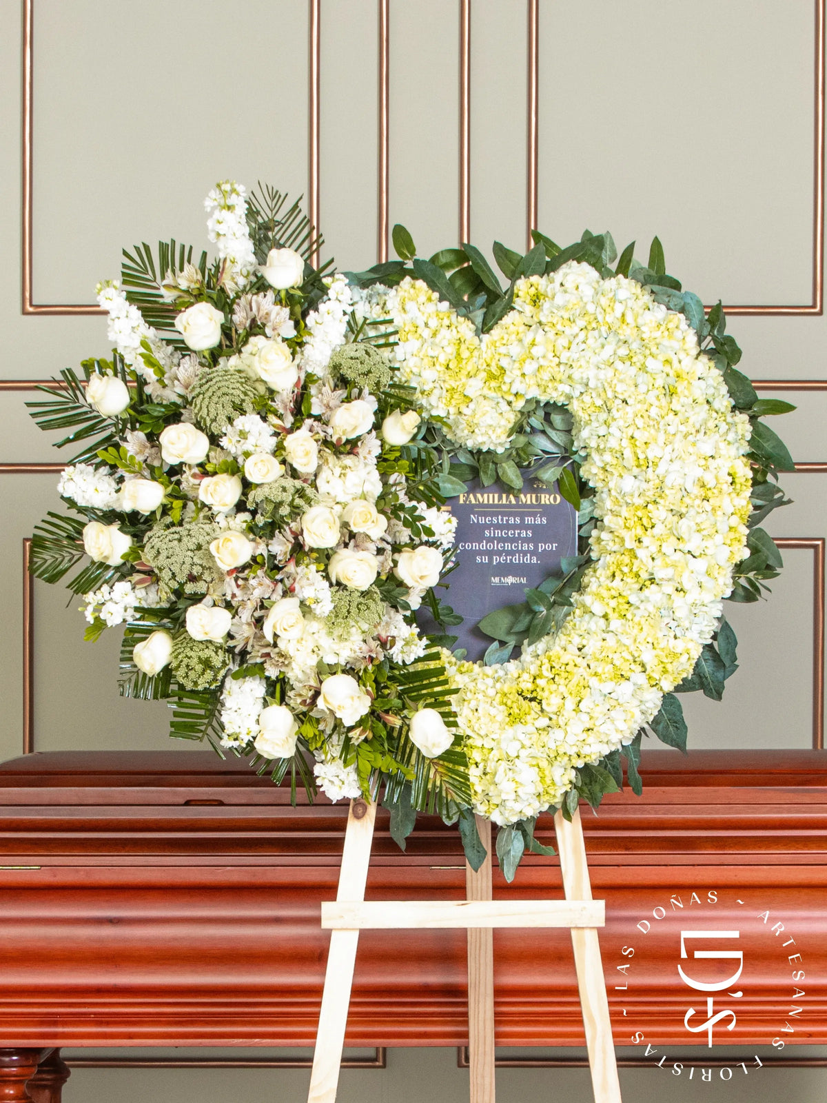 Corona de Corazón con Hortensias, Rosas Blancas y Astromelias arreglo de condolencias con 24 rosas blancas