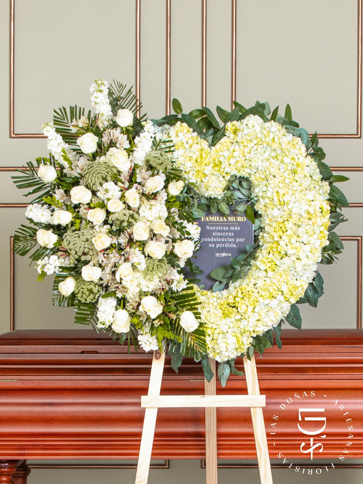 Corona de Corazón con Hortensias, Rosas Blancas y Astromelias arreglo de condolencias con 24 rosas blancas