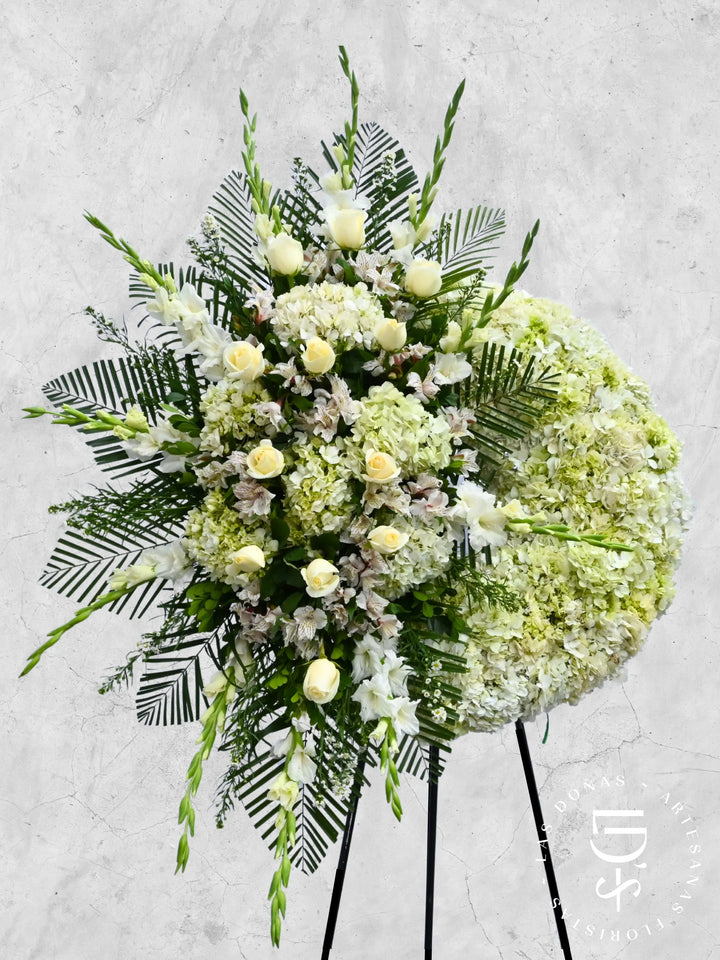Corona de Condolencias Huella de Amor arreglo de condolencias con 12 rosas blancas