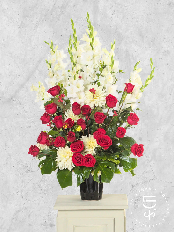 Jarrón Negro con Rosas Rojas y Dalia arreglo de condolencias con 24 rosas rojas