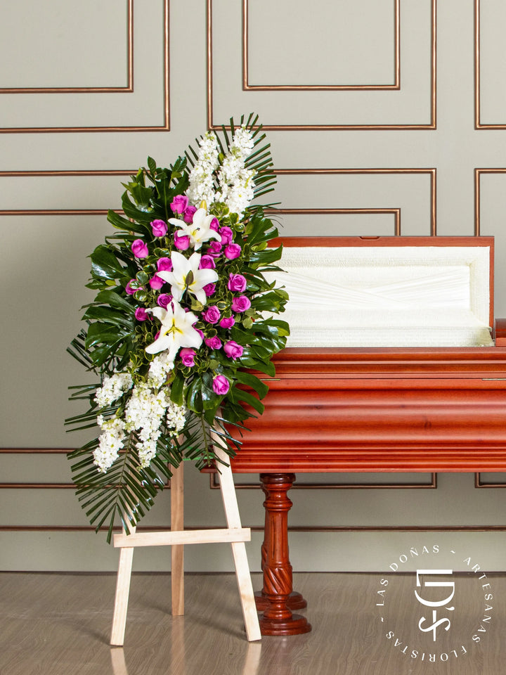 Lágrima de Condolencias de Rosas Lilas y Liliums arreglo de condolencias con 24 rosas lilas