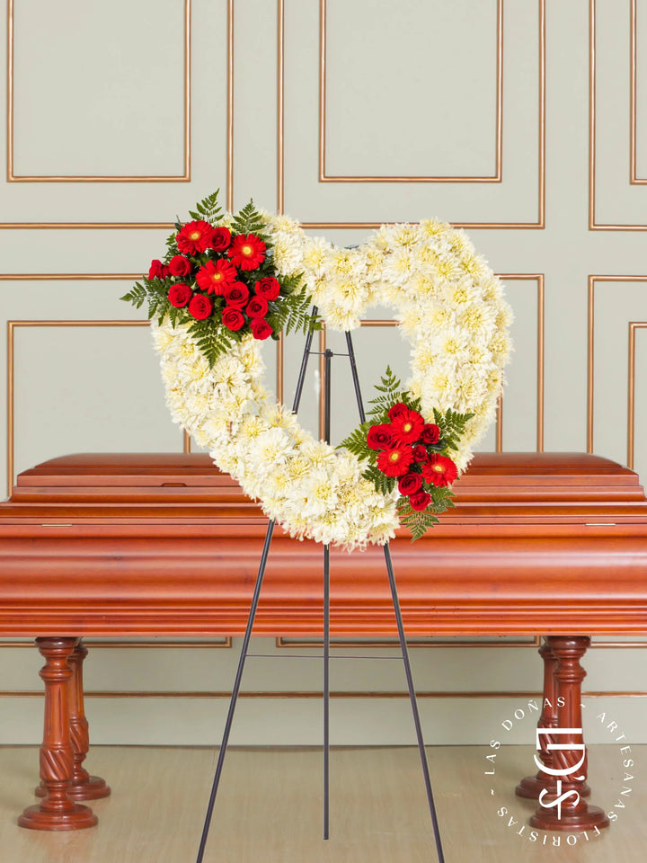 Corona de Corazón con Dalias, Rosas Rojas y Gerberas arreglo de condolencias con 24 rosas rojas