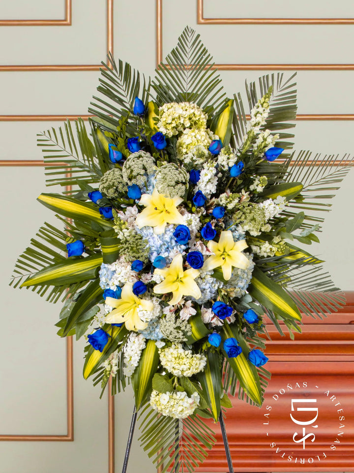 Corona Circular de Hortensia con Rosas Azules y Liliums arreglo de condolencias con 36 rosas azules