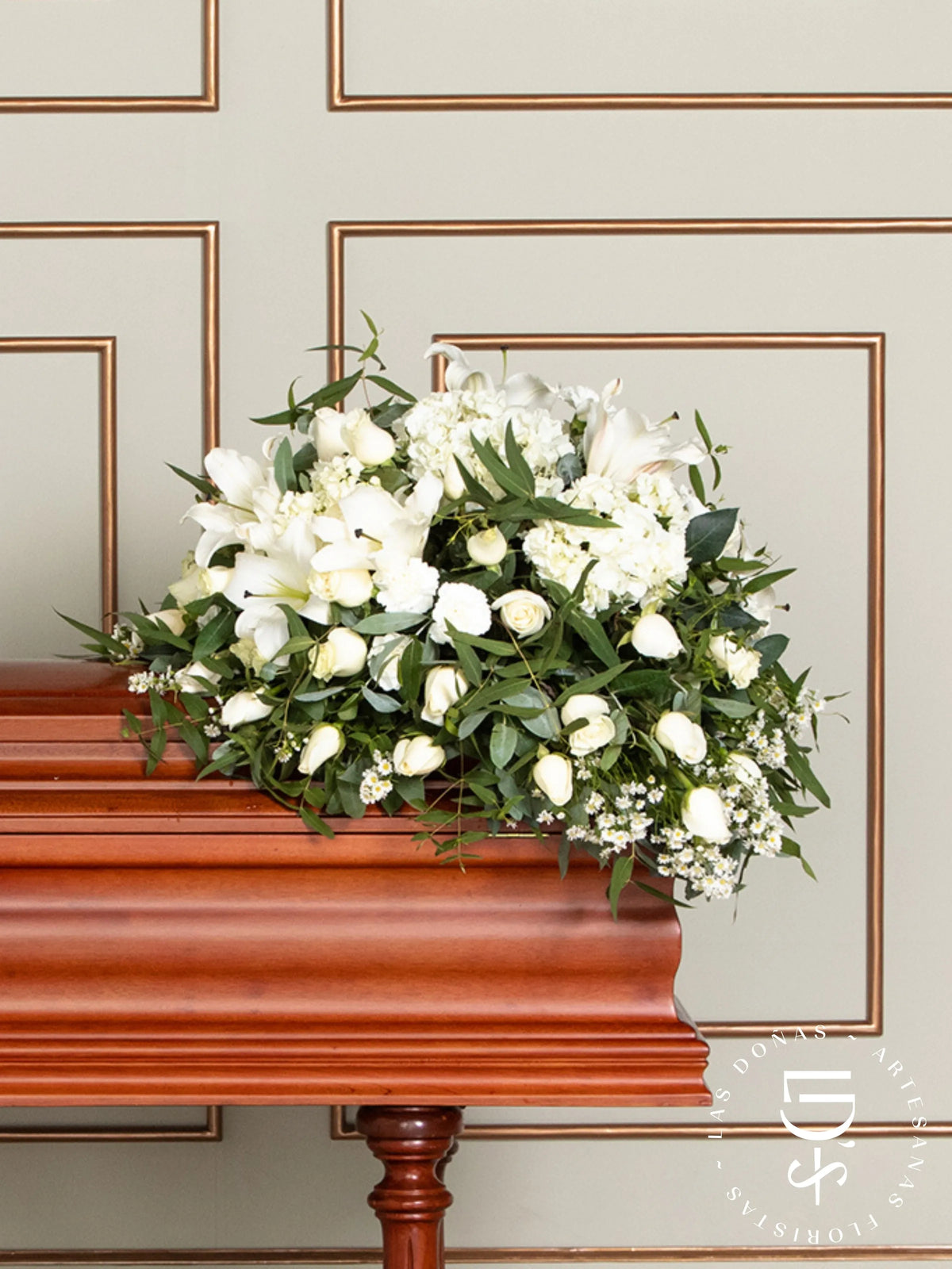 Manto de Condolencias con Rosas Blancas, Liliums y Clavelones arreglo de condolencias con 48 rosas blancas