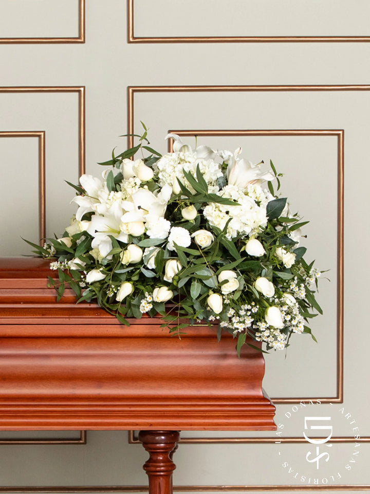 Manto de Condolencias con Rosas Blancas, Liliums y Clavelones arreglo de condolencias con 48 rosas blancas