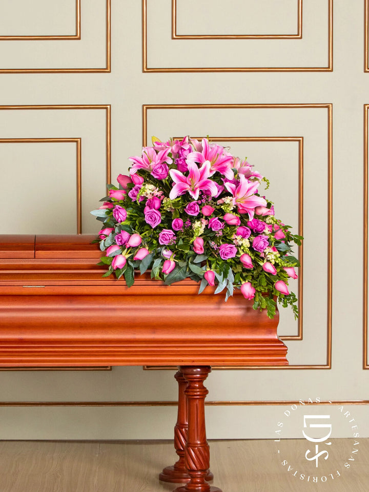 Manto de Condolencias con Rosas Lilas y Rosadas arreglo de condolencias con 48 rosas lilas y rosadas