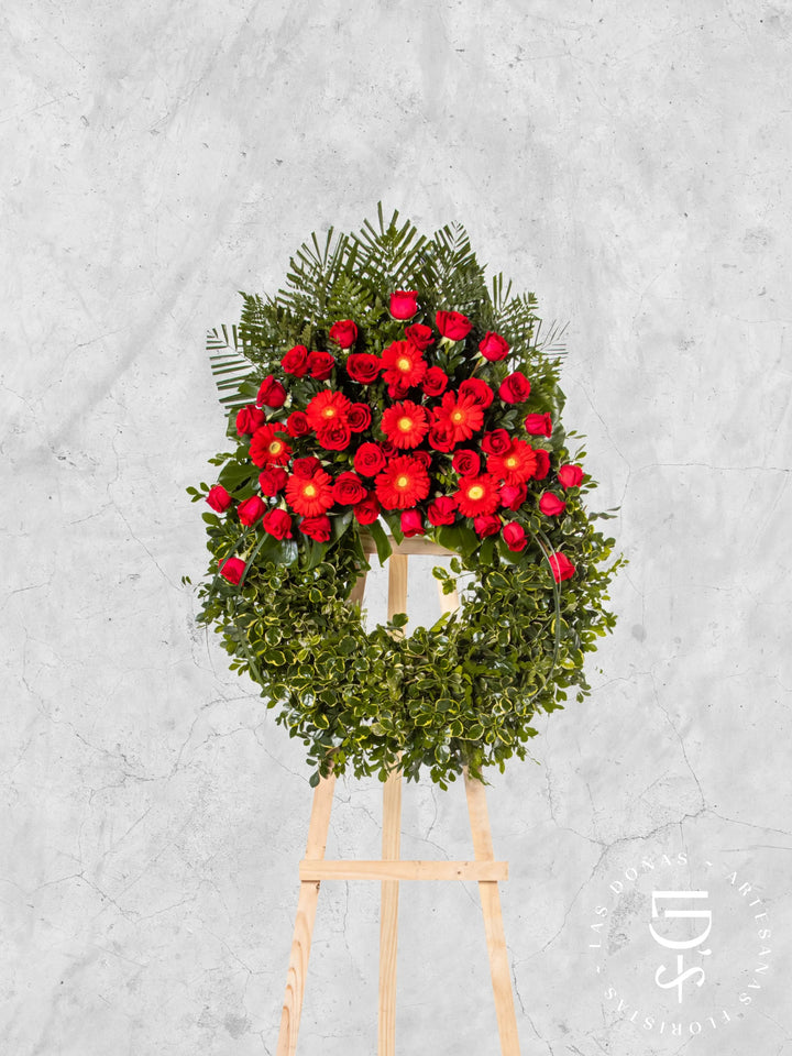 Corona Circular de Coprosma con Rosas Rojas y Gerberas arreglo de condolencias con 48 rosas rojas