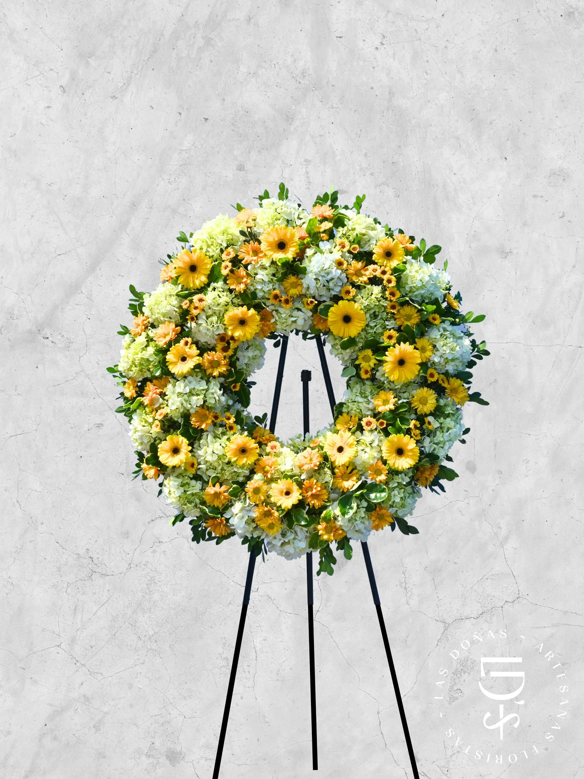 Corona de Condolencias Luz Eterna arreglo de condolencias con 12 gerberas amarillas + margaritas