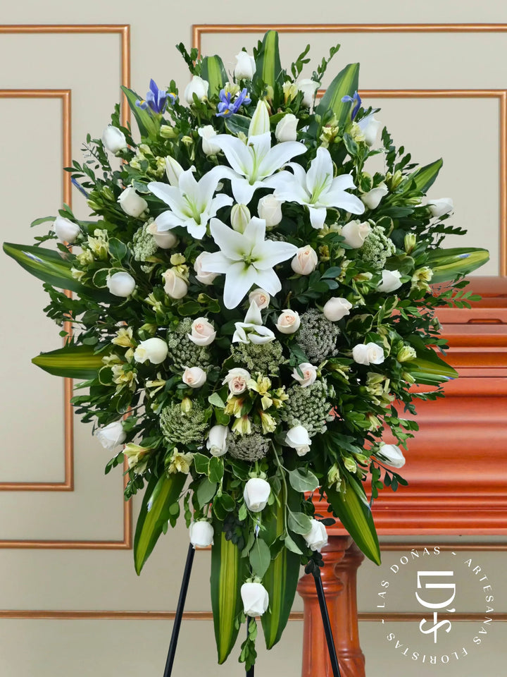 CORONA ROSAS BLANCAS, LILIUM E IRIS arreglo de condolencias con 48 rosas blancas