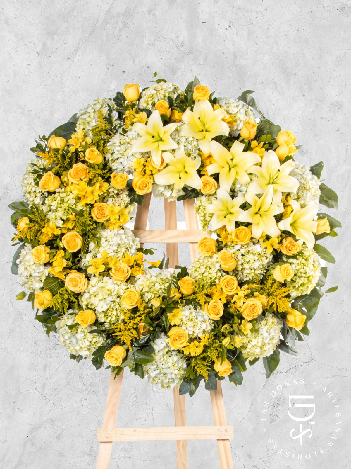 Corona Circular de Hortensias con Rosas Amarillas y Liliums arreglo de condolencias con 48 rosas amarillas