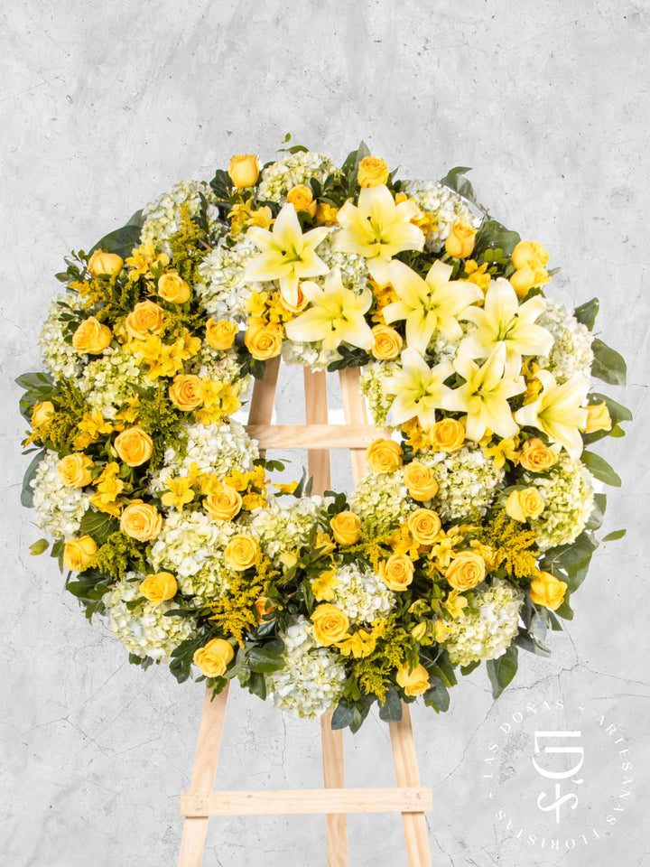 Corona Circular de Hortensias con Rosas Amarillas y Liliums arreglo de condolencias con 48 rosas amarillas