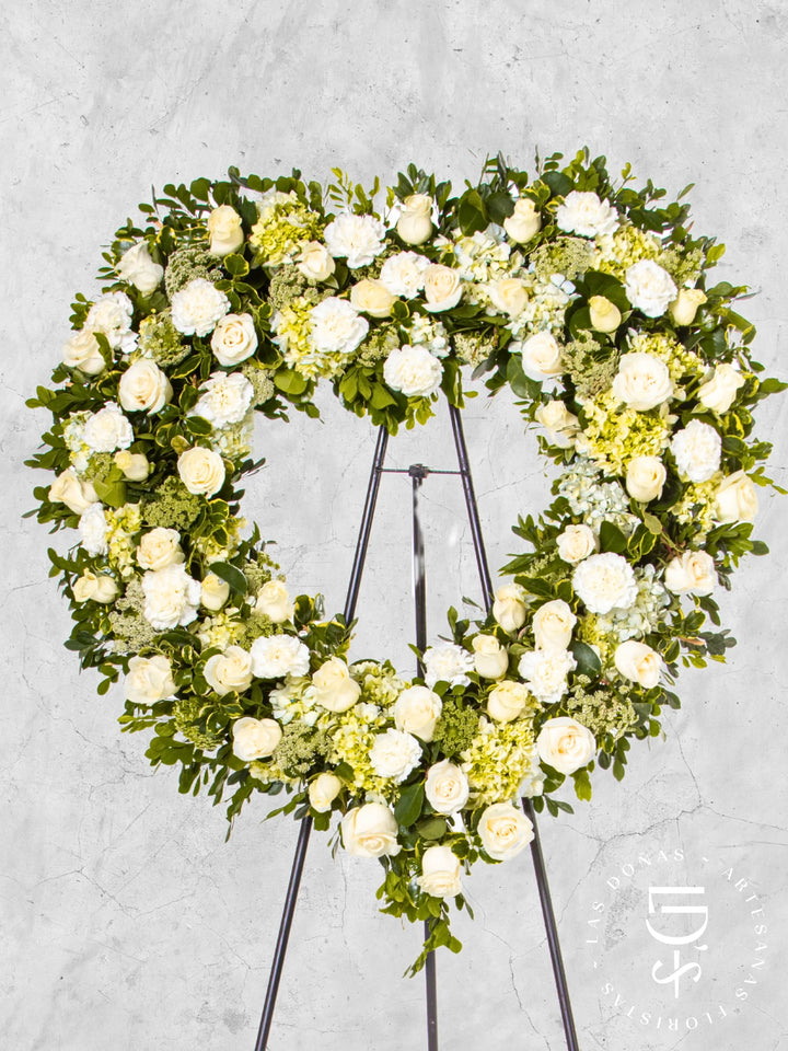 Corona de Corazón con Hortensias, Rosas Blancas y Clavelones arreglo de condolencias con 50 rosas blancas