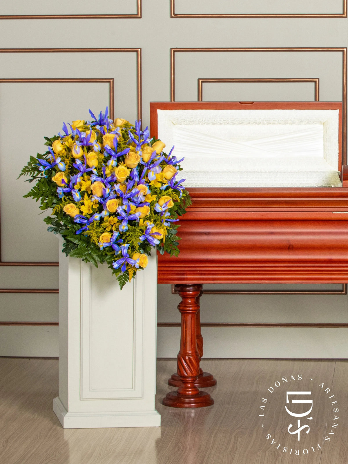 Lágrima de Piso con Rosas Amarillas, Iris y Astromelia arreglo de condolencias con 24 rosas amarillas