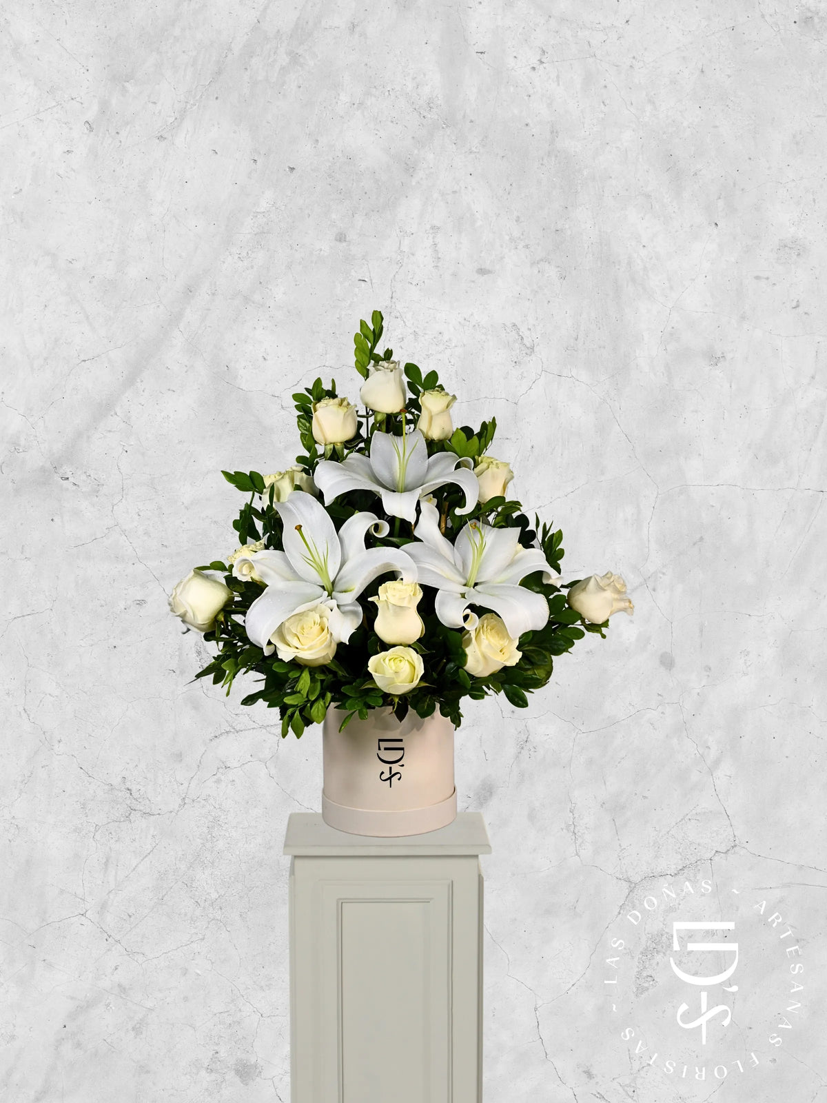 Arreglo Recuerdo con Rosas Blancas y Liliums arreglo de condolencias con 12 rosas blancas y liliums