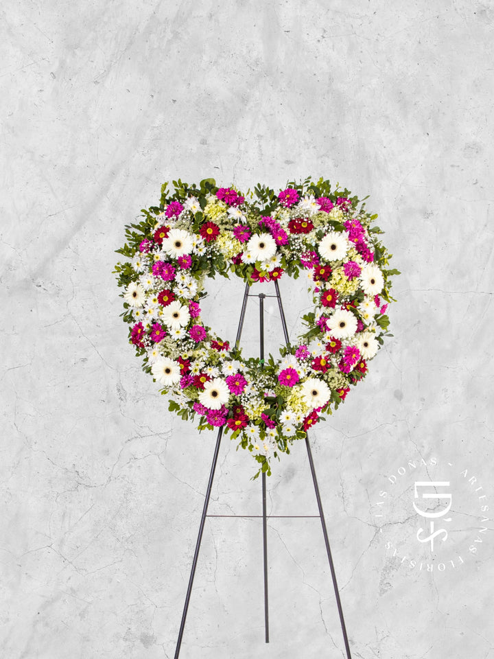 Corona de Corazón con Gerberas Blancas y Margaritas arreglo de condolencias con 12 gerberas blancas