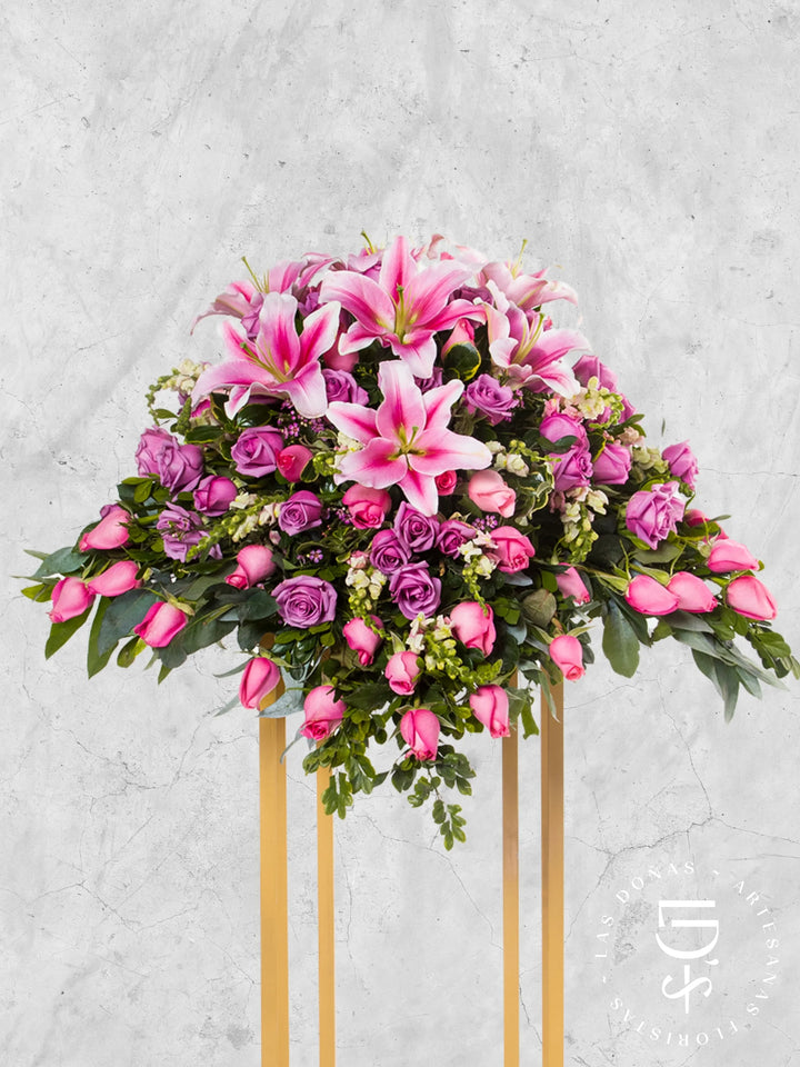 Manto de Condolencias con Rosas Lilas y Rosadas arreglo de condolencias con 48 rosas lilas y rosadas