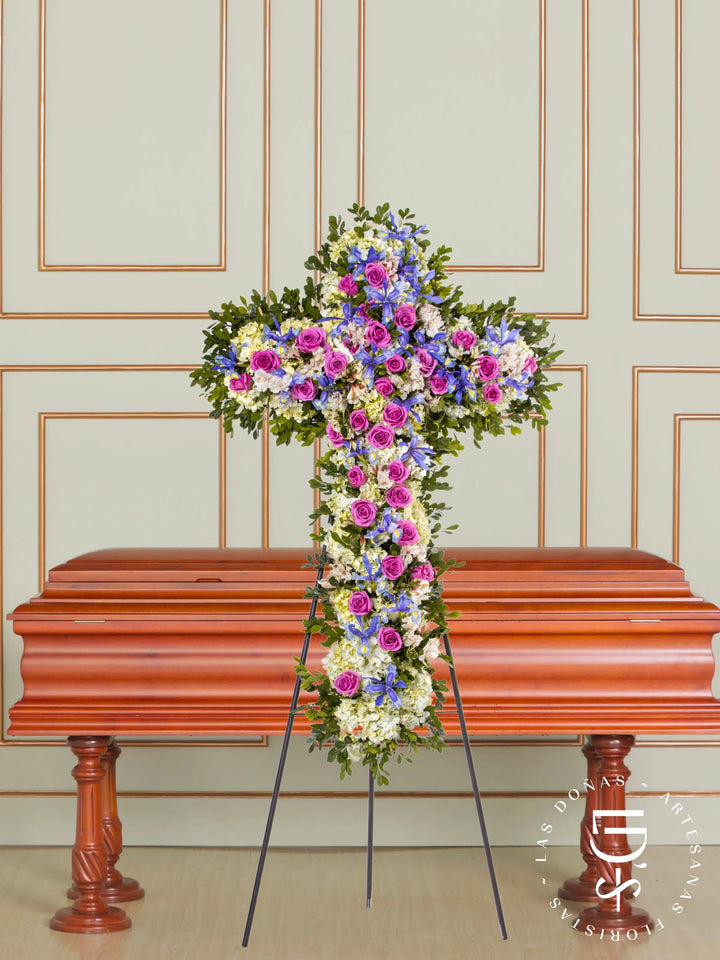 Cruz de Condolencias de Rosas Lilas y Hortensias arreglo de condolencias con 36 rosas lilas