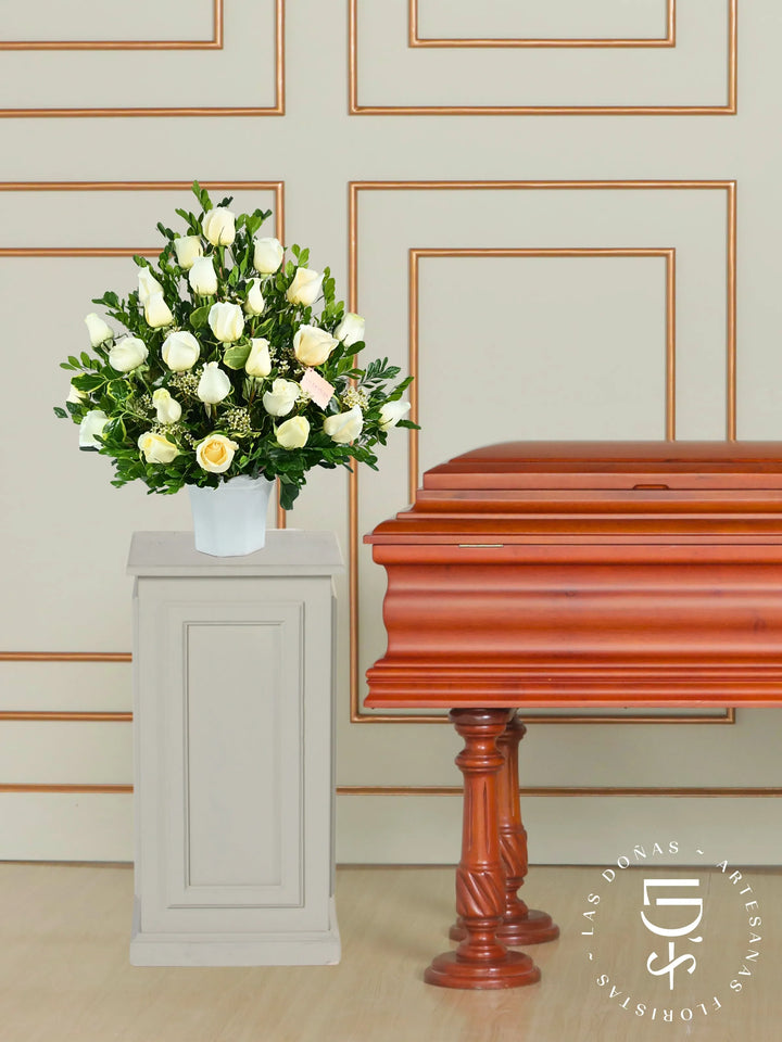 24 Rosas Blancas en Base de Cerámica arreglo de condolencias con 24 rosas blancas