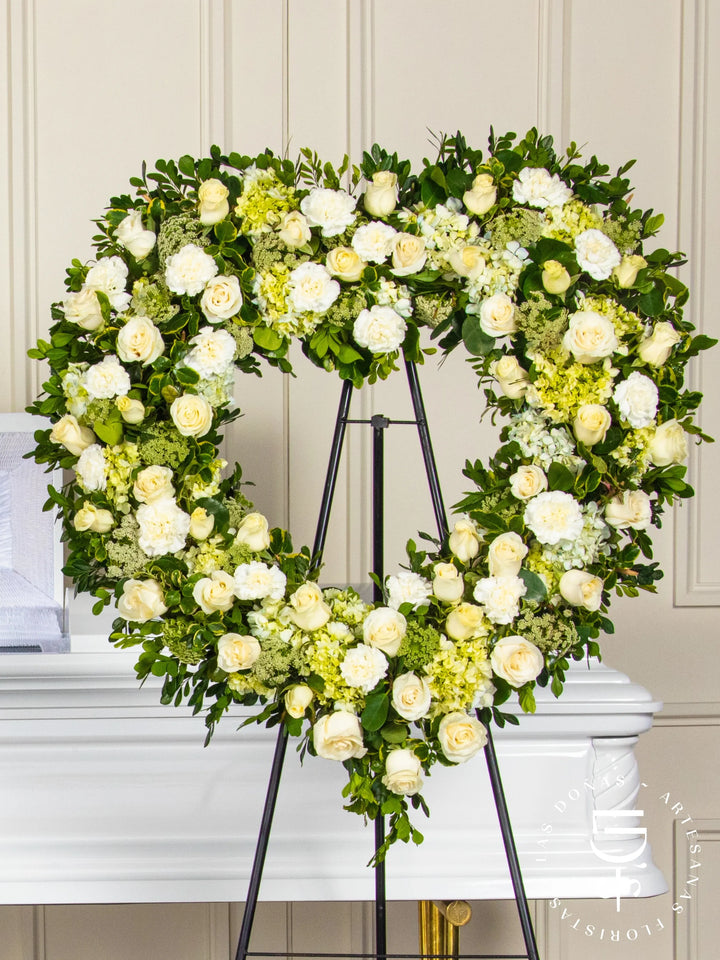 Corona de Corazón con Hortensias, Rosas Blancas y Clavelones arreglo de condolencias con 50 rosas blancas