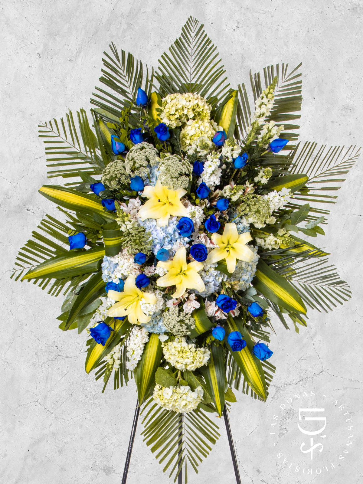 Corona Circular de Hortensia con Rosas Azules y Liliums arreglo de condolencias con 36 rosas azules