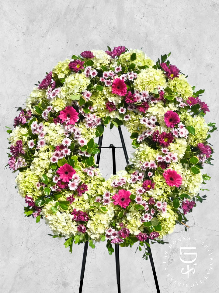 Corona de Condolencias Tributo Floral arreglo de condolencias con 6 gerberas fucsias + margaritas