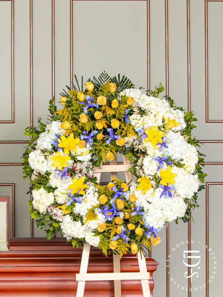 Corona Circular de Hortensias con Rosas Amarillas y Iris arreglo de condolencias con 36 rosas amarillas