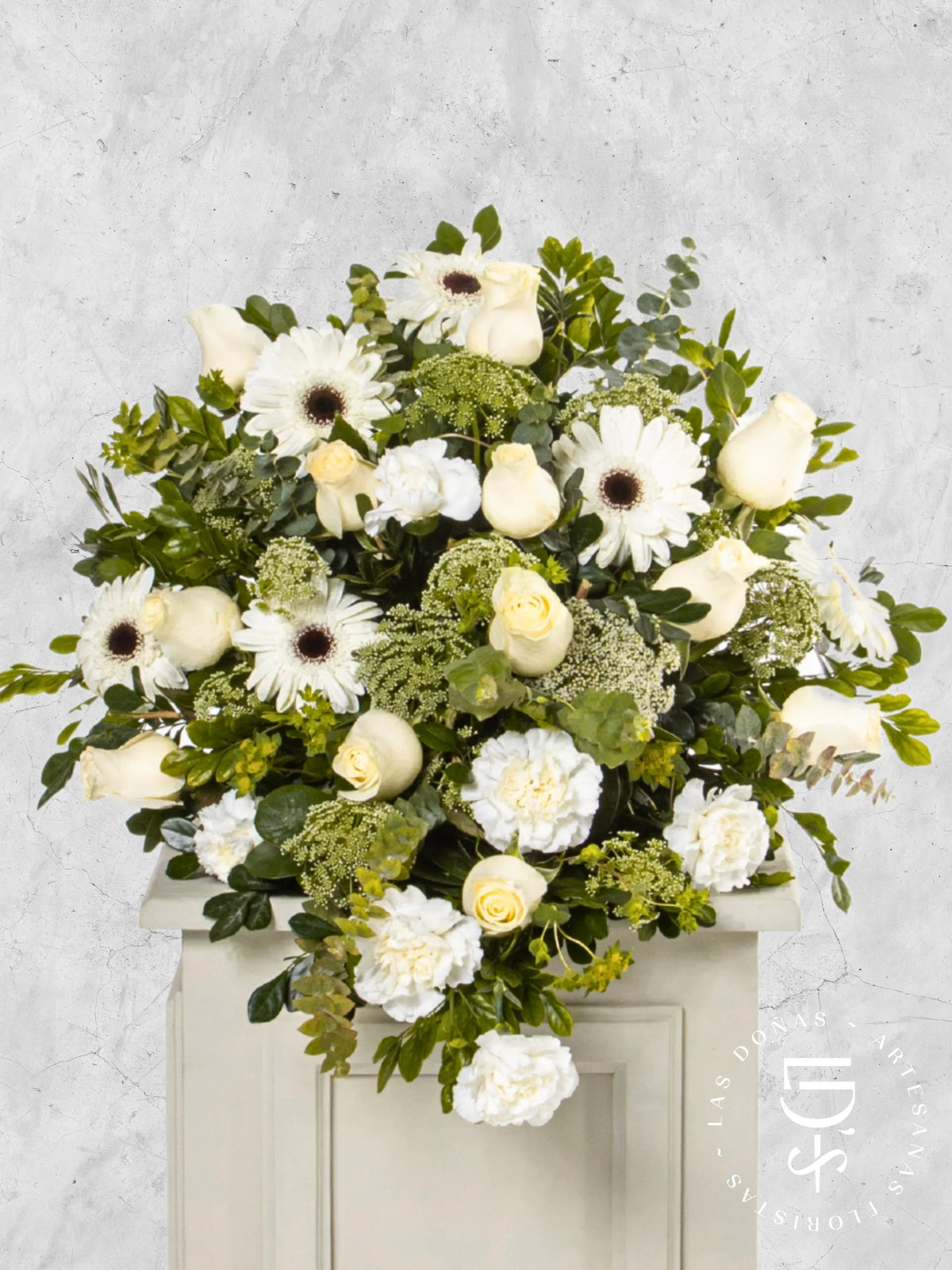 Lágrima de Piso con Rosas Blancas, Gerberas y Claveles arreglo de condolencias con 12 rosas blancas + gerberas