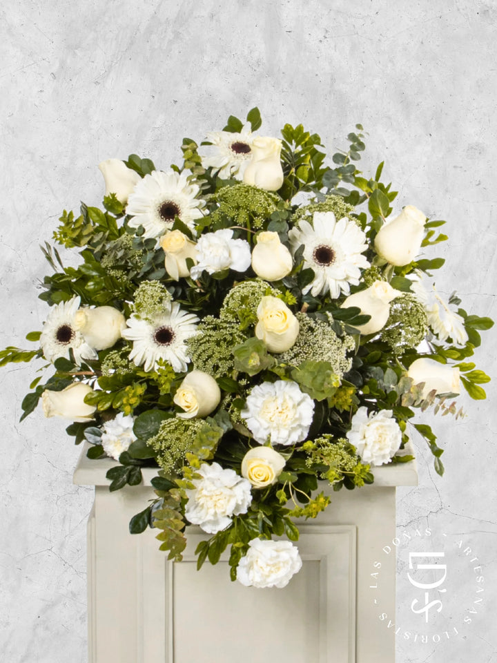 Lágrima de Piso con Rosas Blancas, Gerberas y Claveles arreglo de condolencias con 12 rosas blancas + gerberas