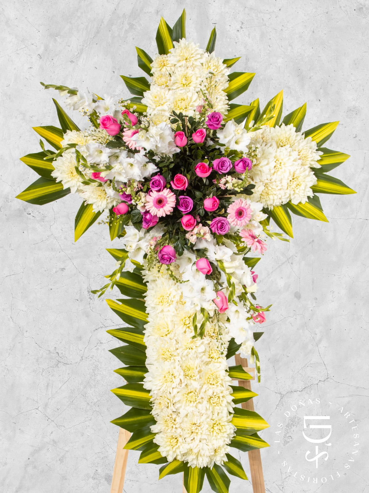 Cruz de Condolencias de Rosas Rosadas y Lilas con Gerberas arreglo de condolencias con 24 rosas lilas y rosadas