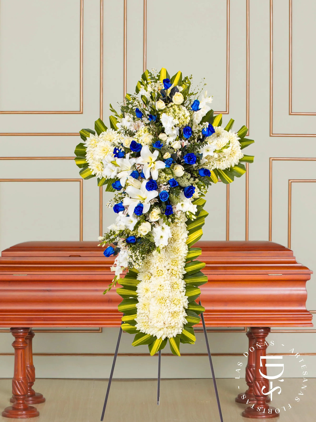Cruz de Condolencias de Rosas Azules y Lirios arreglo de condolencias con 24 rosas azules