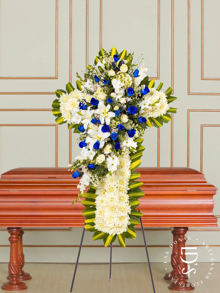Cruz de Condolencias de Rosas Azules y Lirios arreglo de condolencias con 24 rosas azules