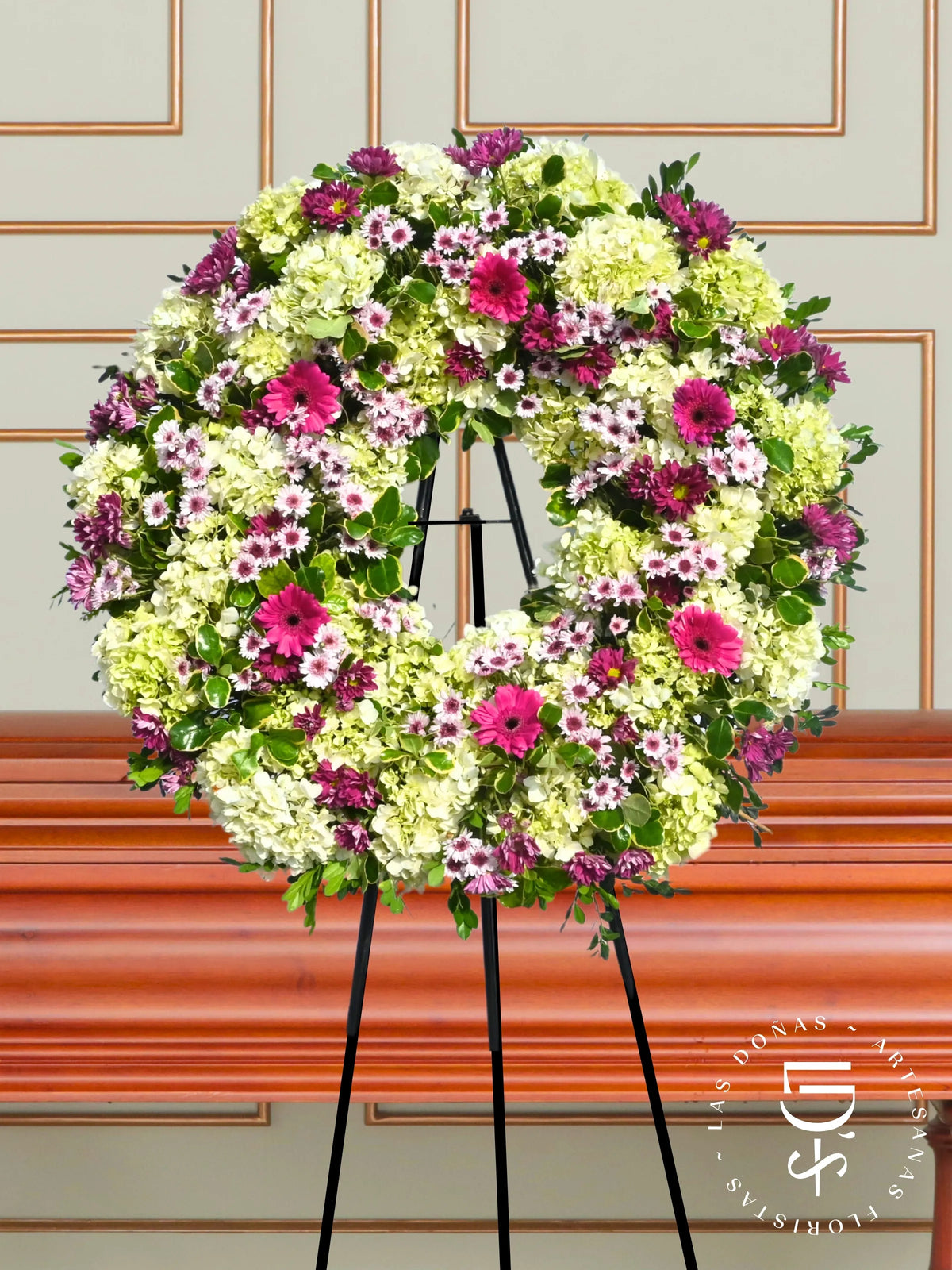 Corona de Condolencias Tributo Floral arreglo de condolencias con 6 gerberas fucsias + margaritas
