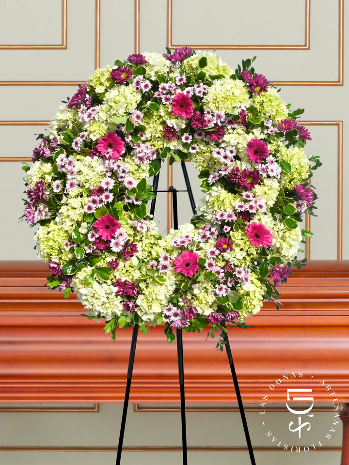 Corona de Condolencias Tributo Floral arreglo de condolencias con 6 gerberas fucsias + margaritas