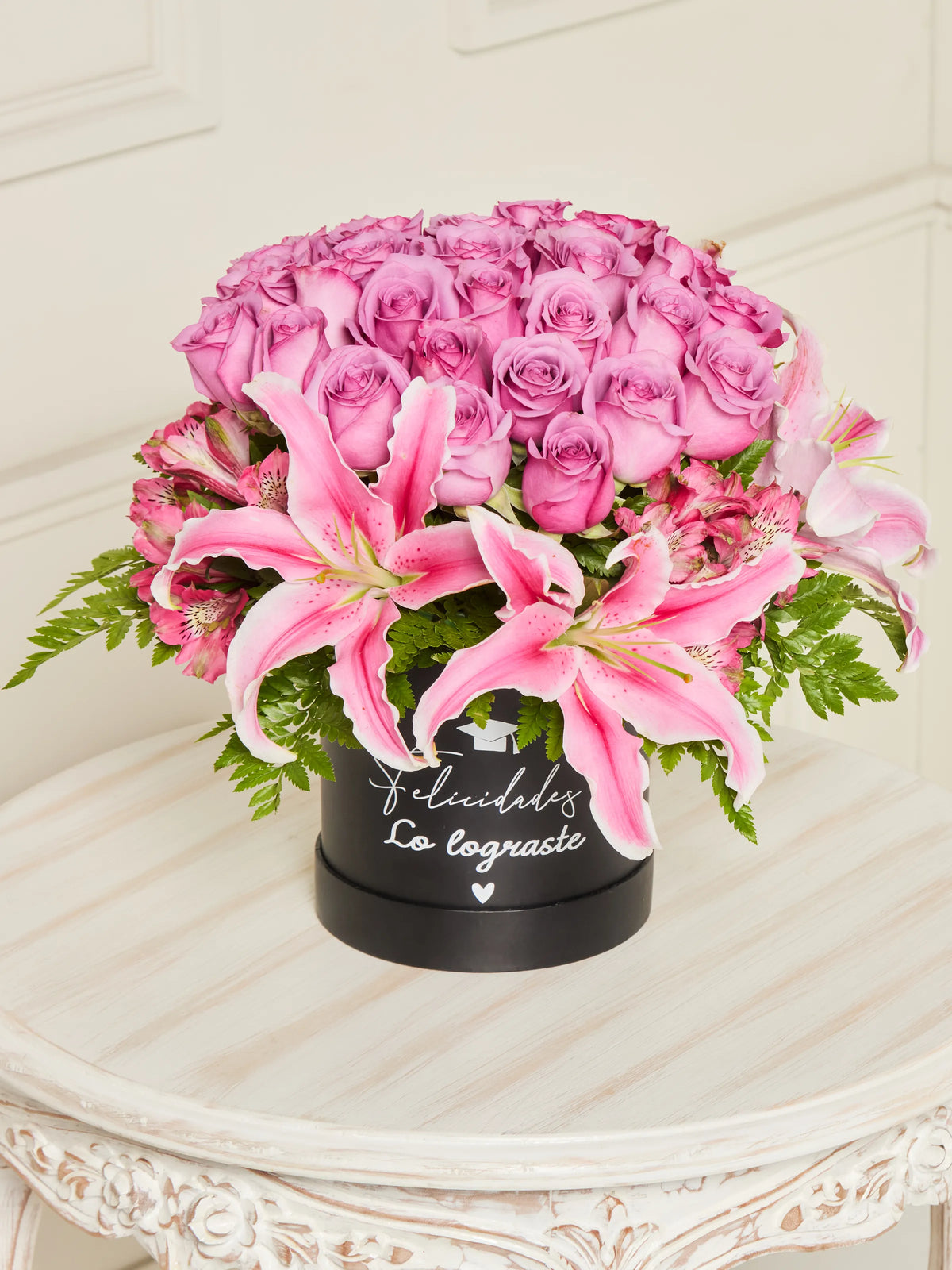 Orgullo Rosa arreglo floral con 24 rosas rosadas, liliums