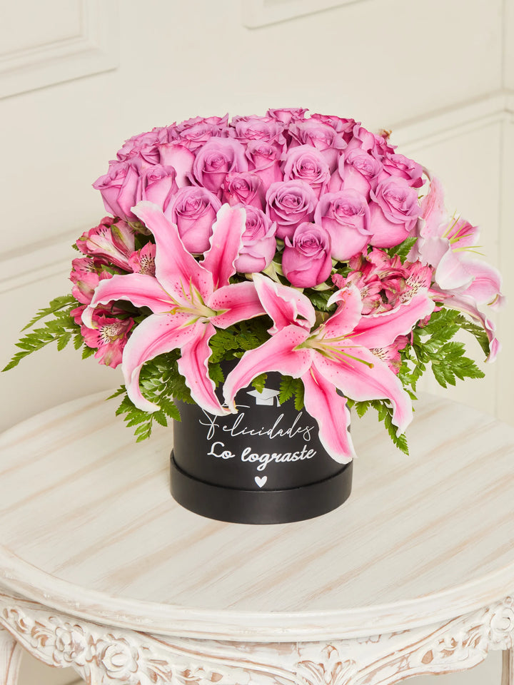 Orgullo Rosa arreglo floral con 24 rosas rosadas, liliums