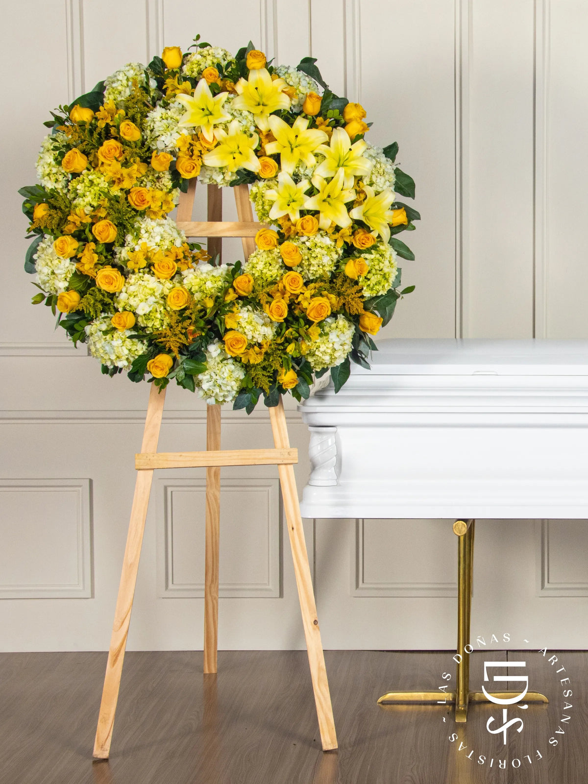 Corona Circular de Hortensias con Rosas Amarillas y Liliums arreglo de condolencias con 48 rosas amarillas