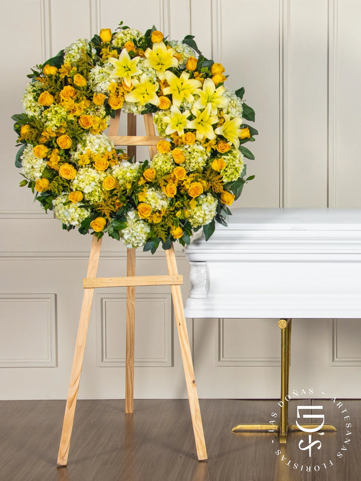 Corona Circular de Hortensias con Rosas Amarillas y Liliums arreglo de condolencias con 48 rosas amarillas