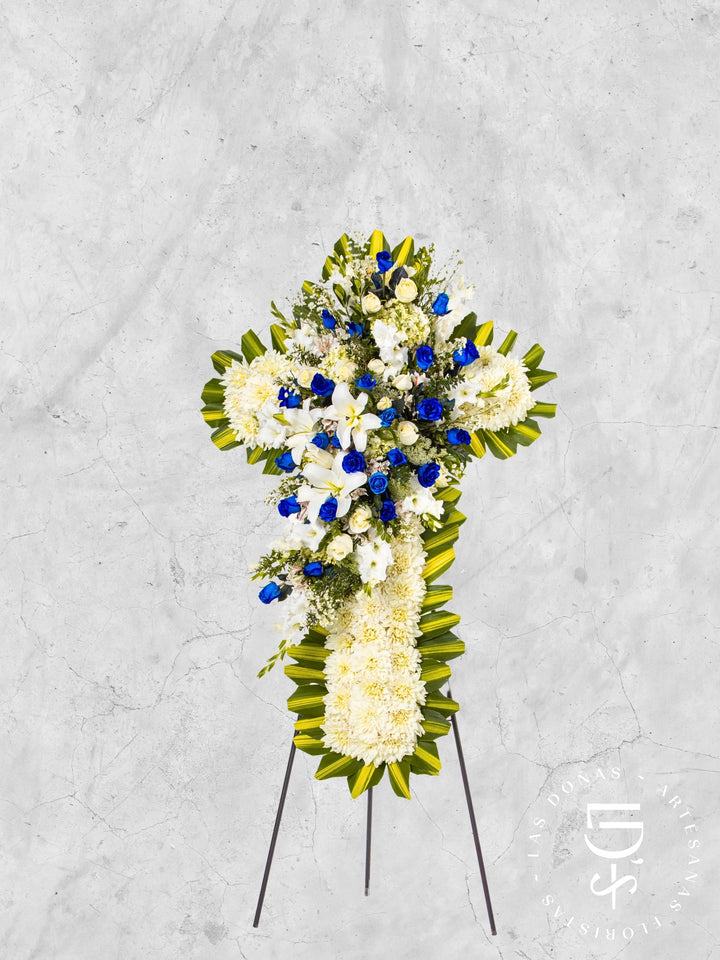Cruz de Condolencias de Rosas Azules y Lirios arreglo de condolencias con 24 rosas azules