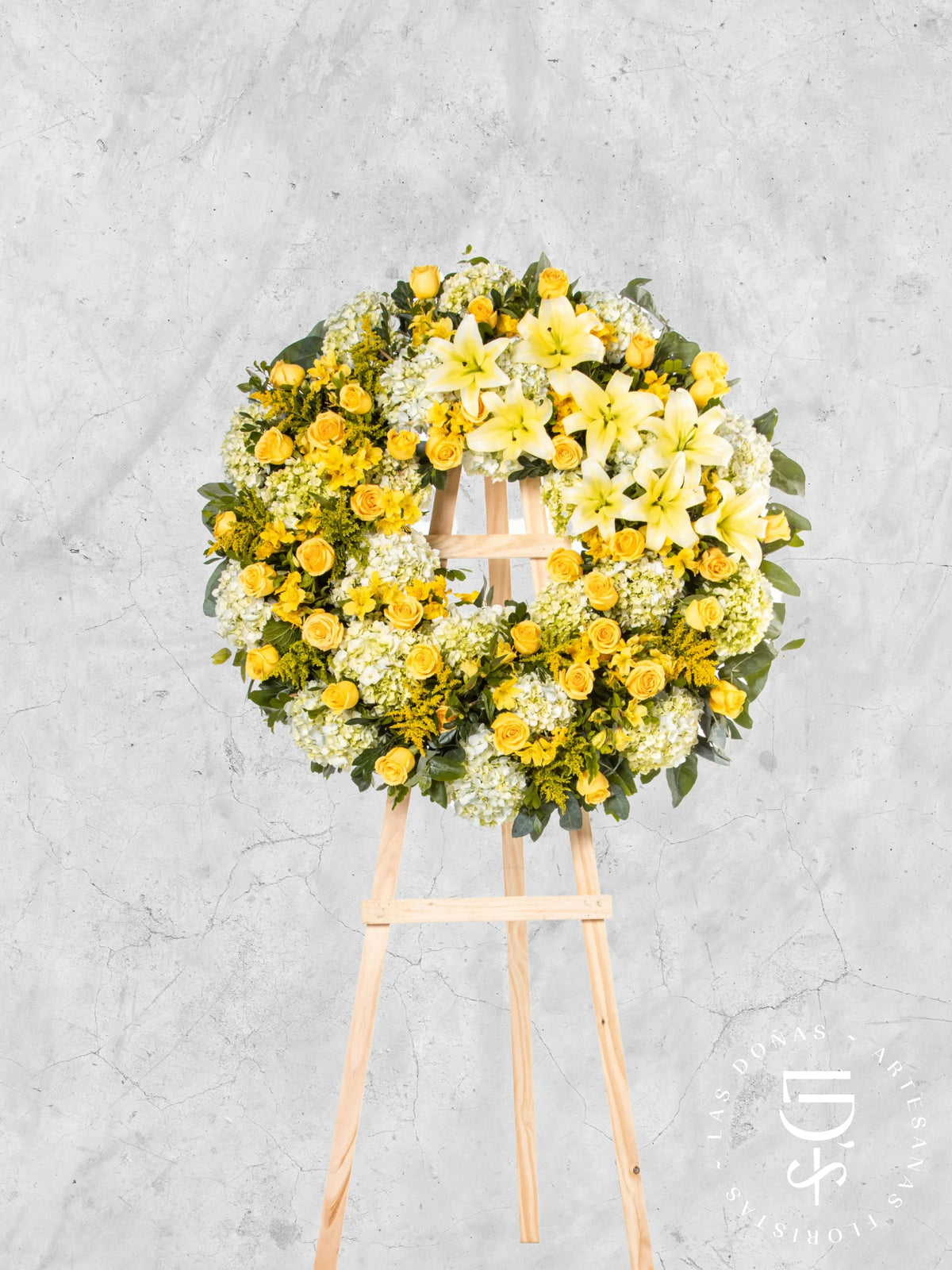 Corona Circular de Hortensias con Rosas Amarillas y Liliums arreglo de condolencias con 48 rosas amarillas