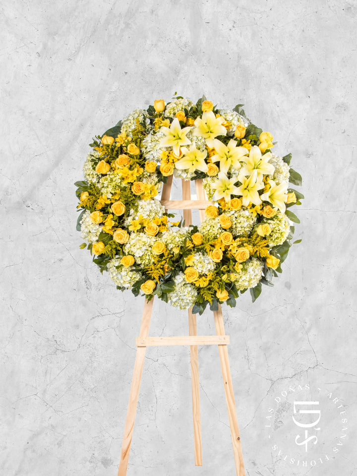Corona Circular de Hortensias con Rosas Amarillas y Liliums arreglo de condolencias con 48 rosas amarillas