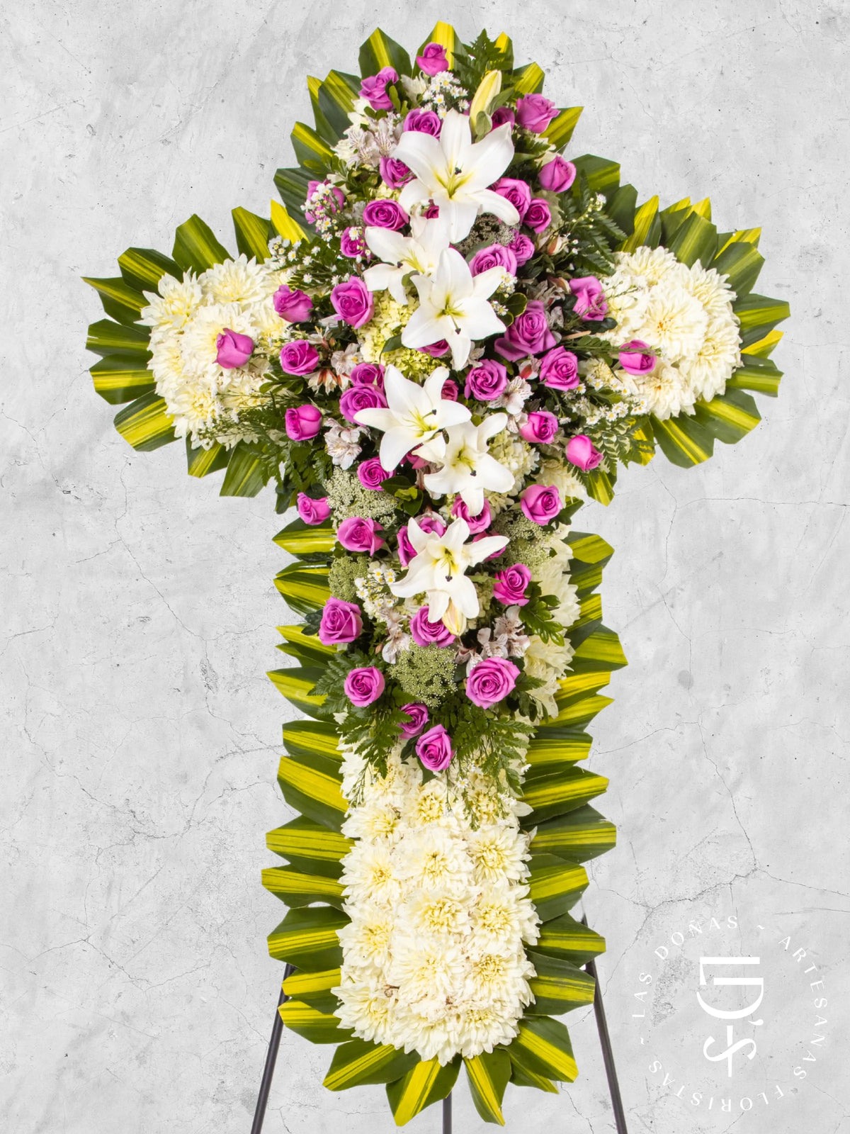 Cruz de Condolencias de Rosas Lilas y Lirios arreglo de condolencias con 50 rosas lilas
