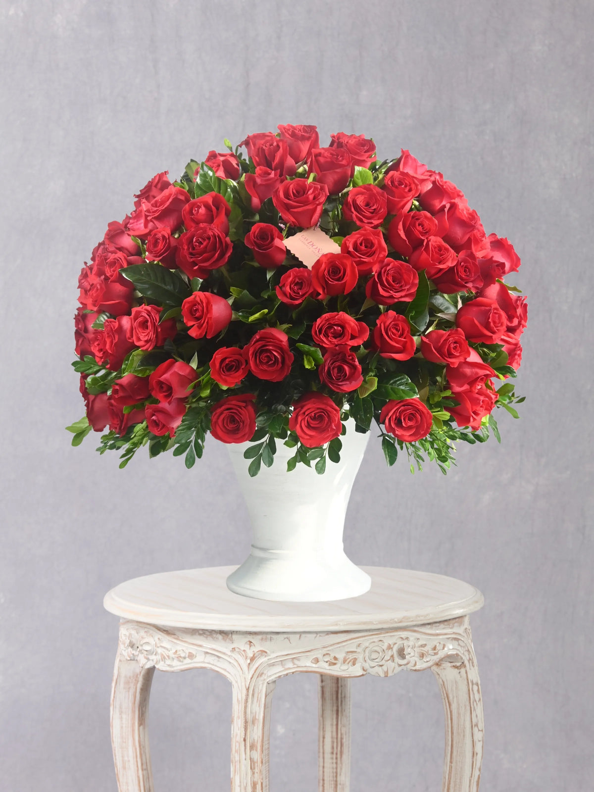 Copón De Rosas Premium arreglo floral con 100 rosas rojas