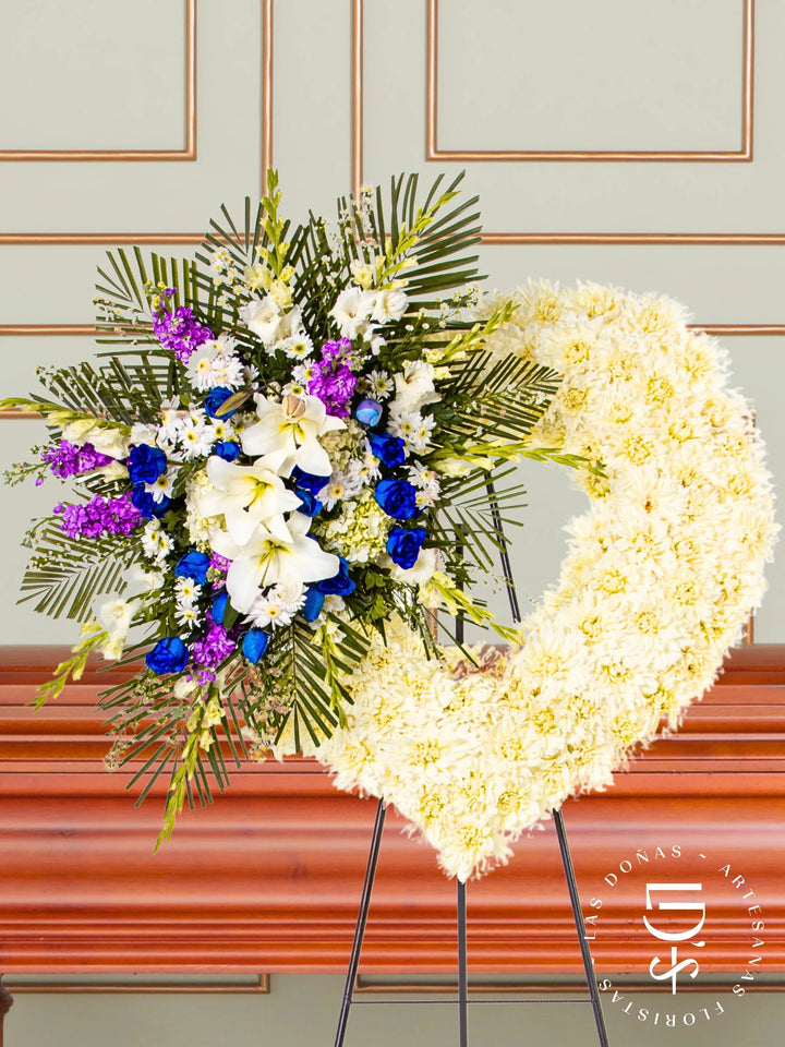 Corona de Corazón con Rosas Azules y Liliums arreglo de condolencias con 24 rosas azules