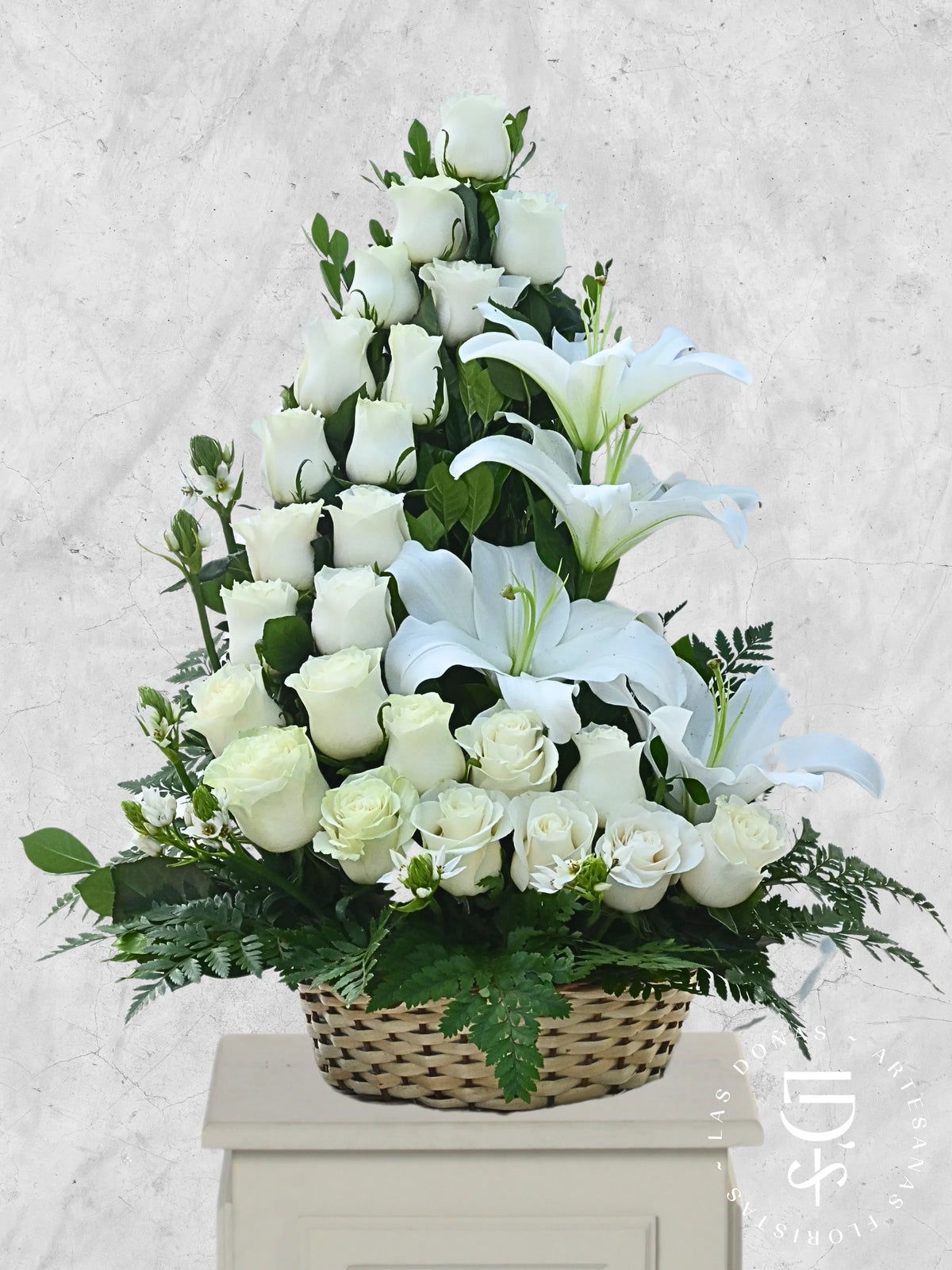 Arreglo de 24 Rosas, Lilium y Follaje arreglo de condolencias con 24 rosas blancas