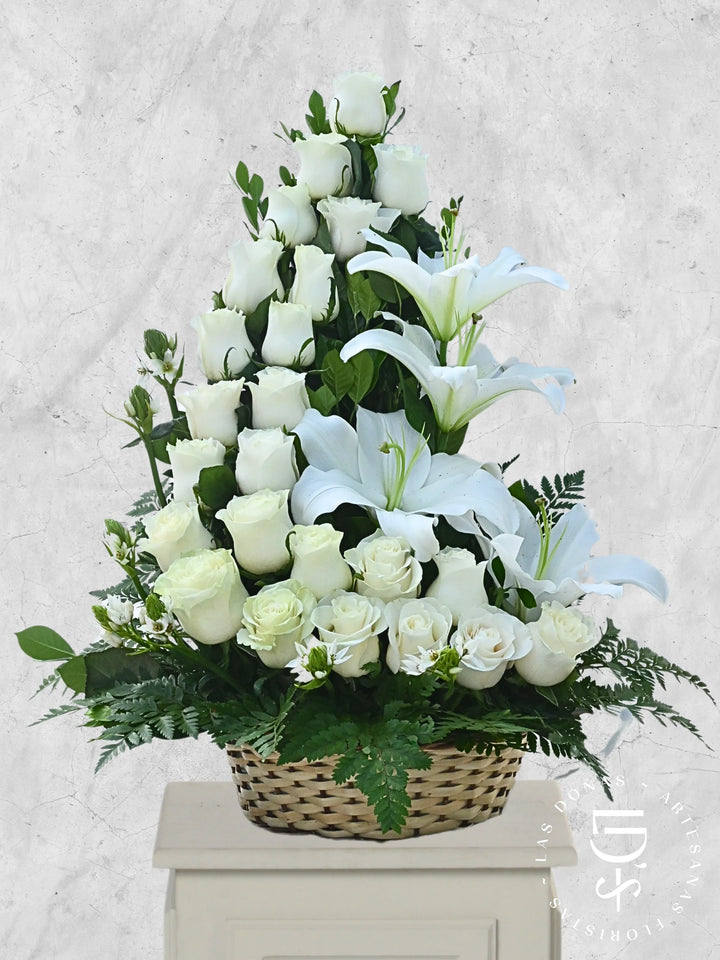Arreglo de 24 Rosas, Lilium y Follaje arreglo de condolencias con 24 rosas blancas