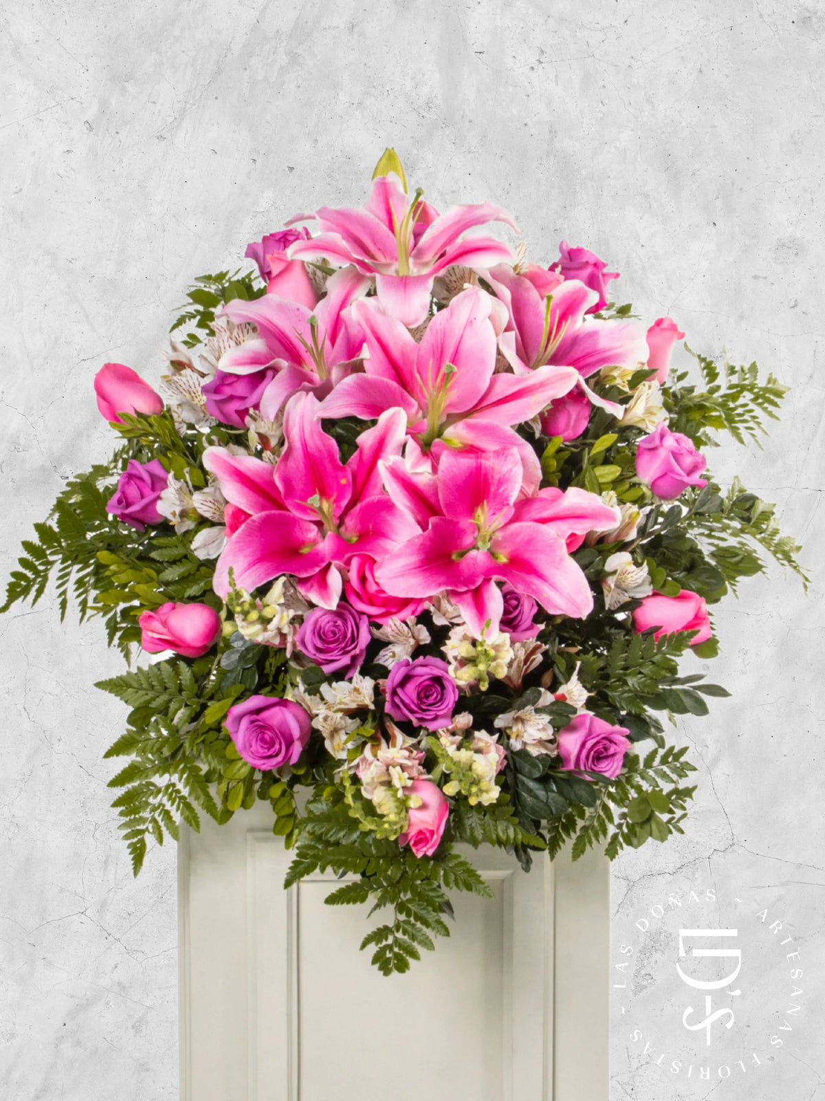 Lágrima de Piso con Rosas Rosadas, Lilas y Astromelia arreglo de condolencias con 24 rosas lilas y rosadas