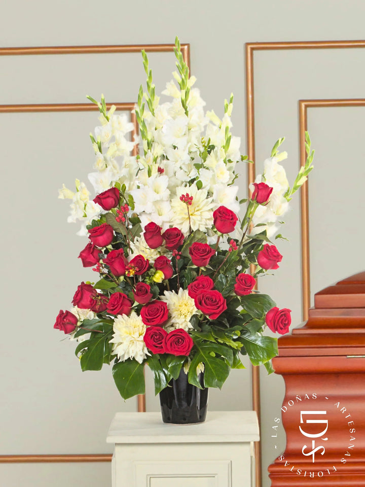 Jarrón Negro con Rosas Rojas y Dalia arreglo de condolencias con 24 rosas rojas